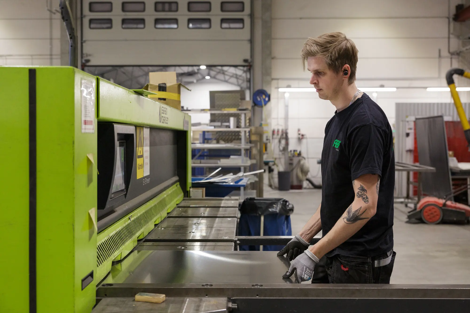 Medarbetare vid kapmaskin för aluminiumprofiler