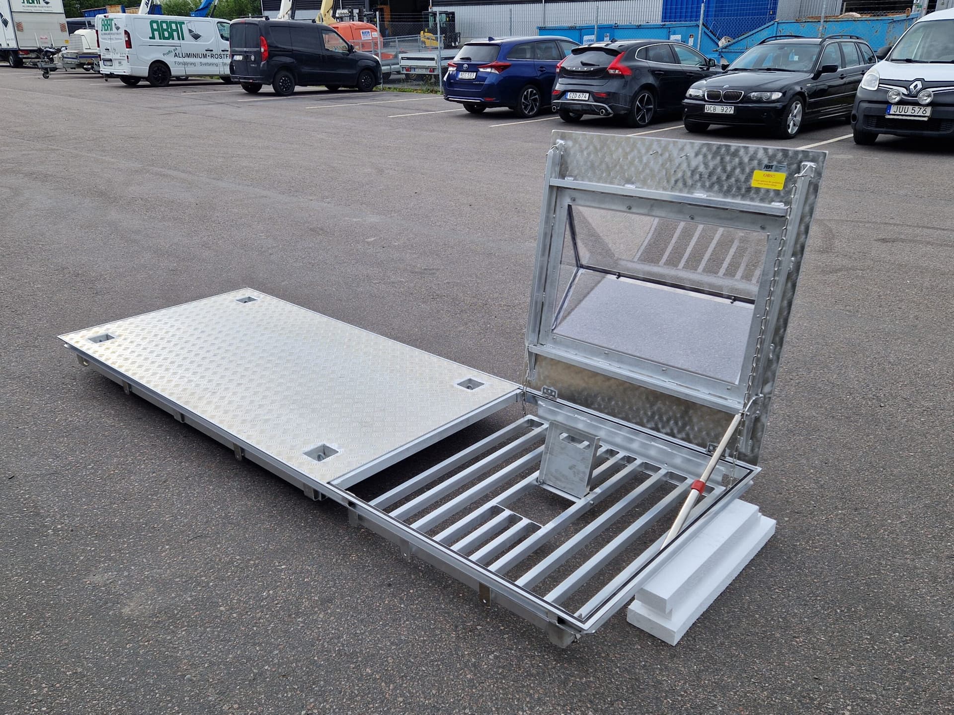 Makrolonlucka med transparent huv för inspektion